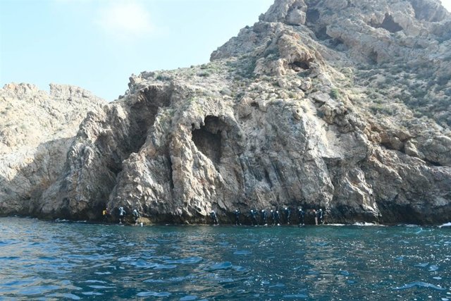 Los participantes han recorrido la costa almeriense haciendo 'Coastering'.