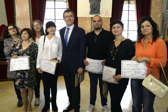 El alcalde José Ballesta entrega los diplomas de los programas Mixtos de Empleo 