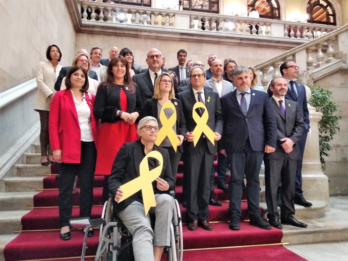 Diputats de JxCat es fotografien amb Quim Torra després de la seva investidura