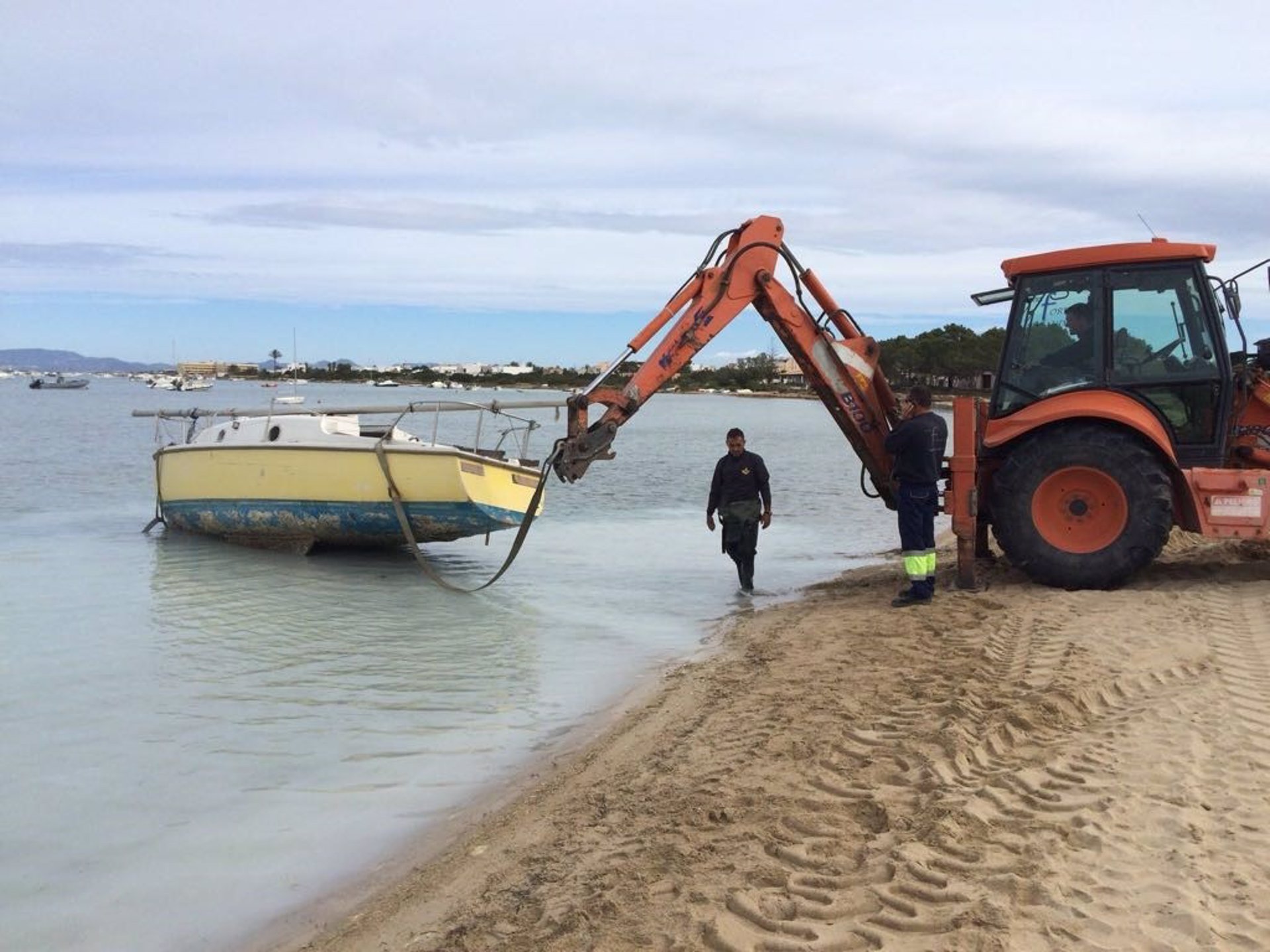 El Consell obliga a retirar una embarcación abandonada en S'Estany des Peix (Formentera)