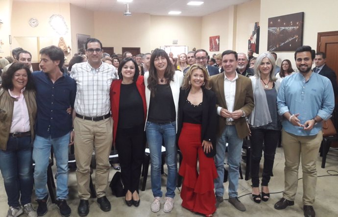 Dirigentes del PP arropando a la candidata de Espartinas (Sevilla)