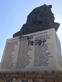 Pintada en el monumento memorialista de Coria