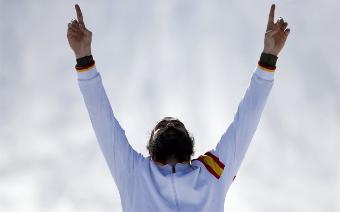 Regino Hernández señala al cielo después de proclamarse medallista olimpico
