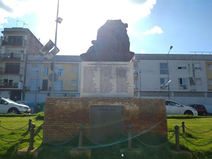 El monumento memorialista de Coria, ya limpio