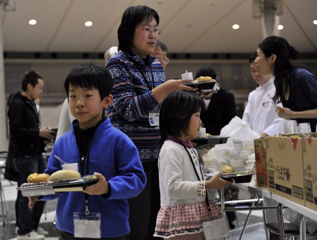 Refugiados japoneses de Fukushima tras el tsunami 