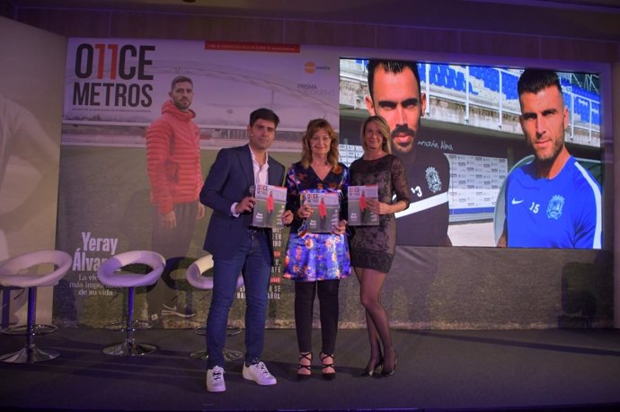 David Aganzo, Mónica Marchante y Laura Falcó Lara con la revista 'O11CE  Metros'
