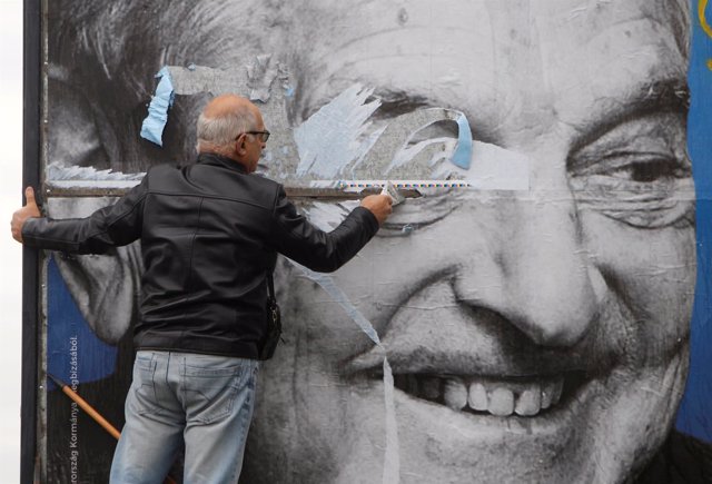 Retirada de un cartel con la imagen de George Soros en Budapest