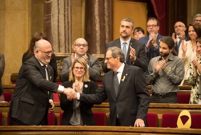 Quim Torra saluda diputats de JxCat en la segona sessió del ple