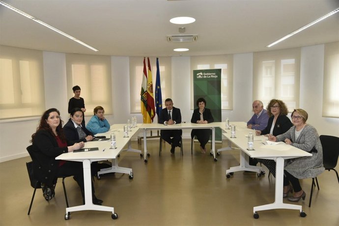 Escobar, con los firmantes de los convenios