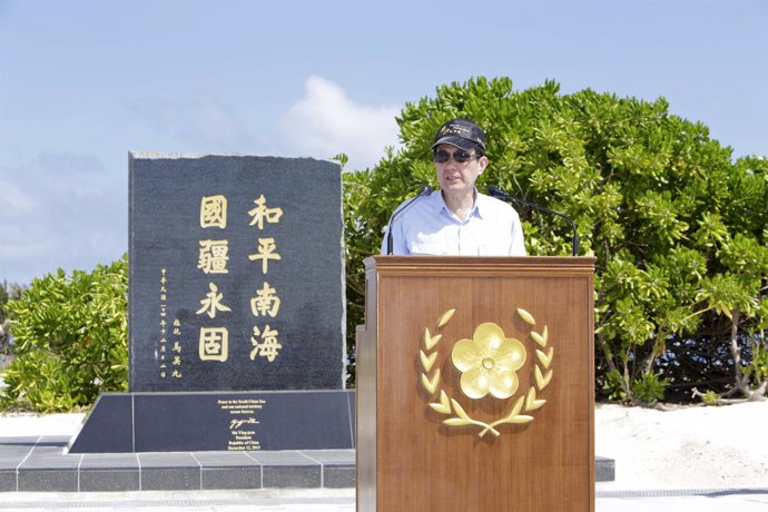 Ma Ying Jeou visita una isla disputada con China