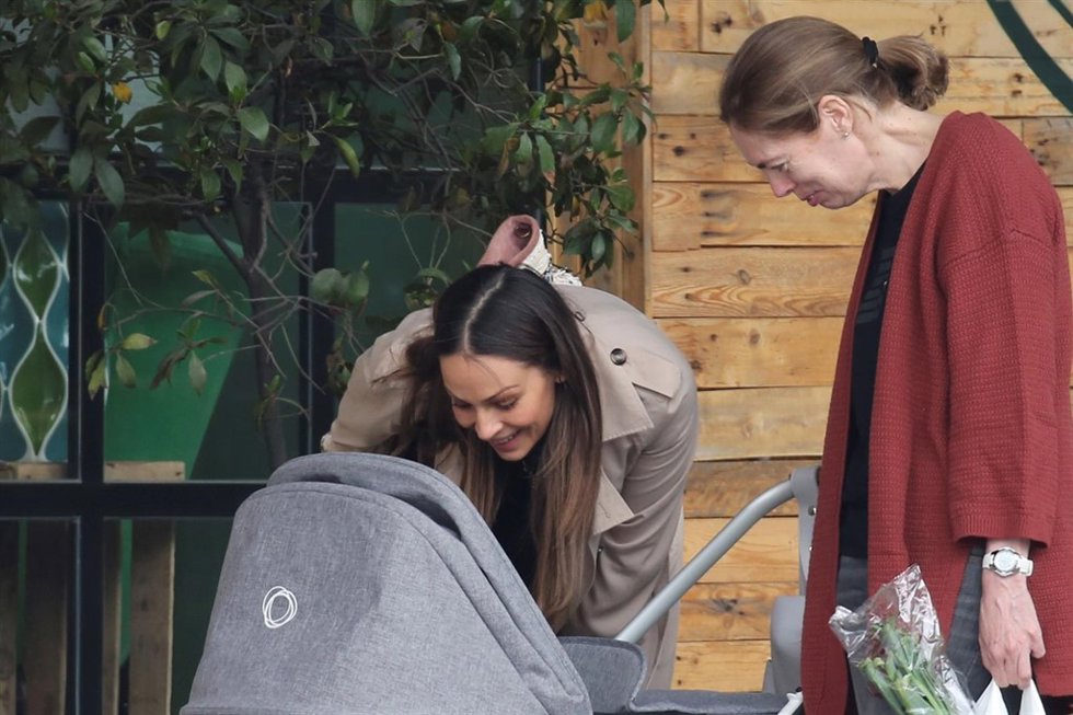 Eva gonzález se desahce con su bebé Cayetano en plena calle