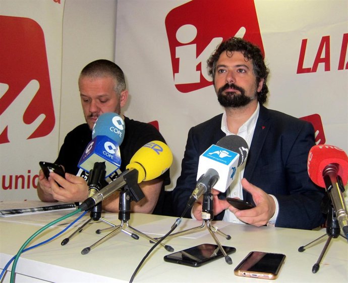    José Sarrión En La Sede De IU Salamanca 