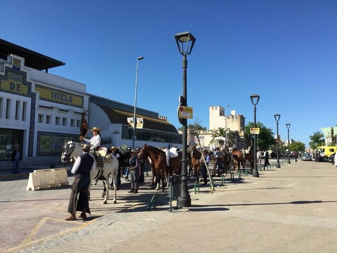 Paso de hermandades por Bajo Guía camino de El Rocío