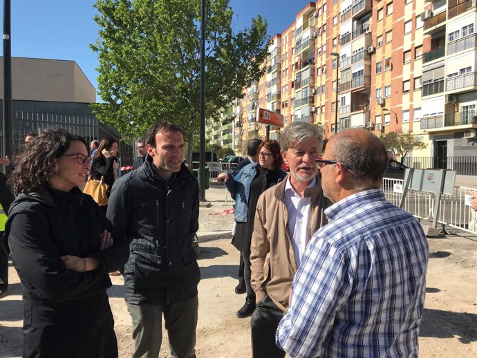 El alcalde Santisteve visitas las obras de la calle Antonio Leyva en Oliver
