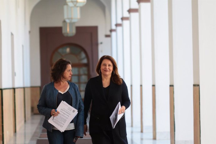 Catalina García y Carmen Crespo (PP-A), en los pasillos del Parlamento andaluz