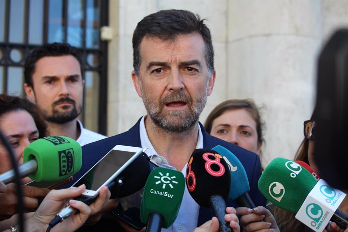 Maíllo atiende a los periodistas en Cádiz
