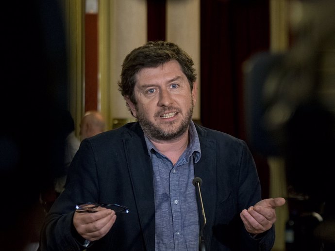 Portavoz parlamentario de Podemos, Alberto Jarabo, en los pasillos del Parlament