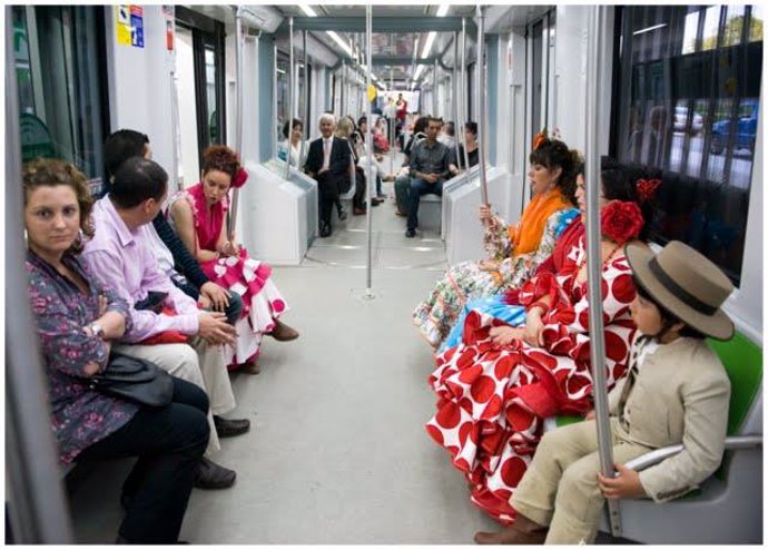 Viajeros en el metro durante la Feria