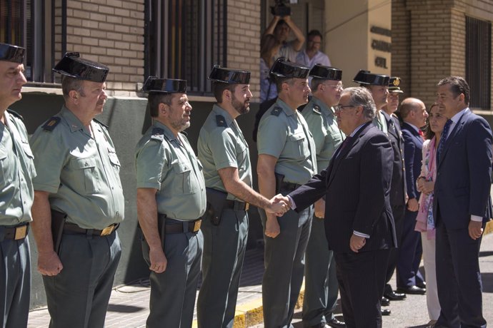 El ministro del Interior, Juan Ignacio Zoido, saluda a guardias civiles. 