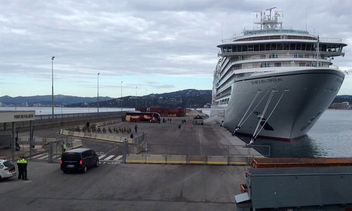 El creuer Seabourn Ovation en el Port de Palamós