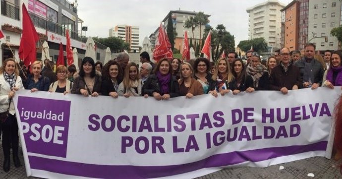 Dirigentes del PSOE de Huelva respaldan una movilización feminista. 