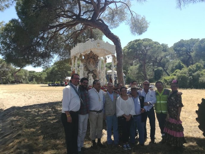 La alcaldesa de Almonte, Rocío Espinosa, da la bienvenida a hermandades.