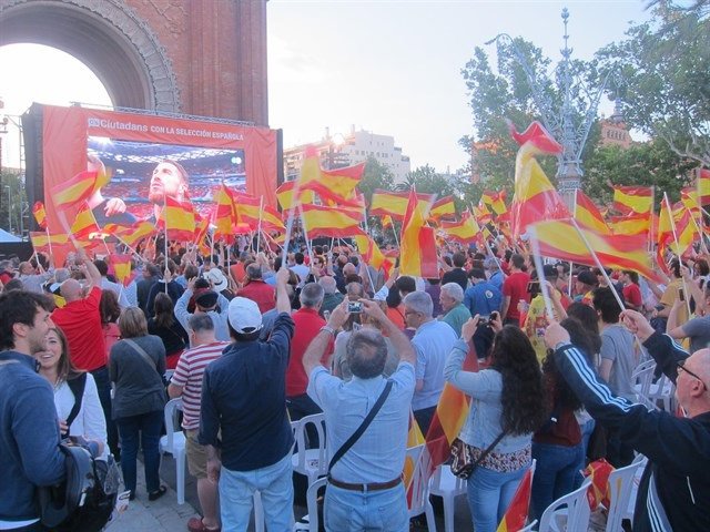 Un partido de la selección española en Barcelona emitido por pantallas gigantes