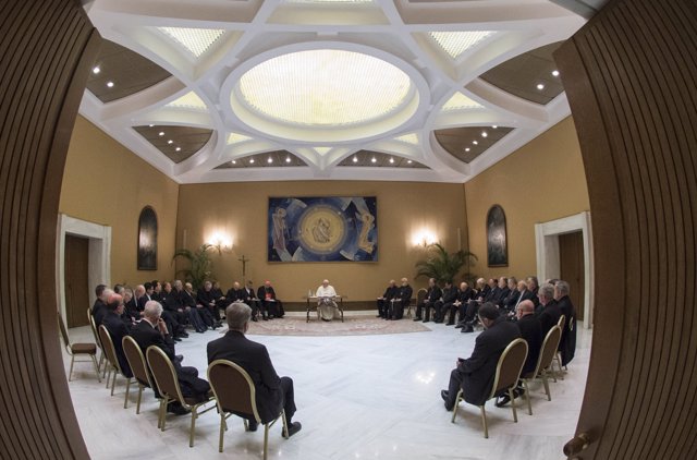 El Papa celebra una primera reunión con obispos chilenos 