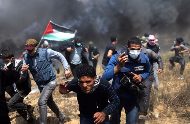 Periodistas cubren los enfrentamientos entre palestinos y soldados israelíes