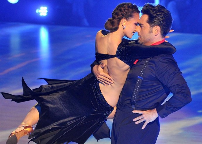 BUSTAMANTE Y YANA OLINA EN BAILANDO CON LAS ESTRELLAS