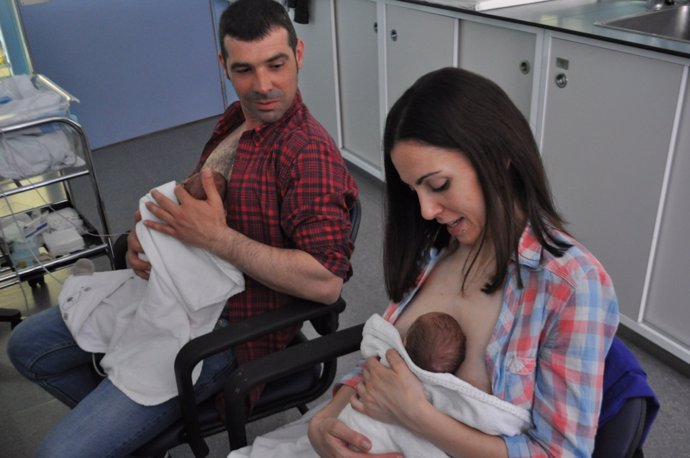 Padres realizando el método canguro con dos bebés en el Hospital Joan XXIII