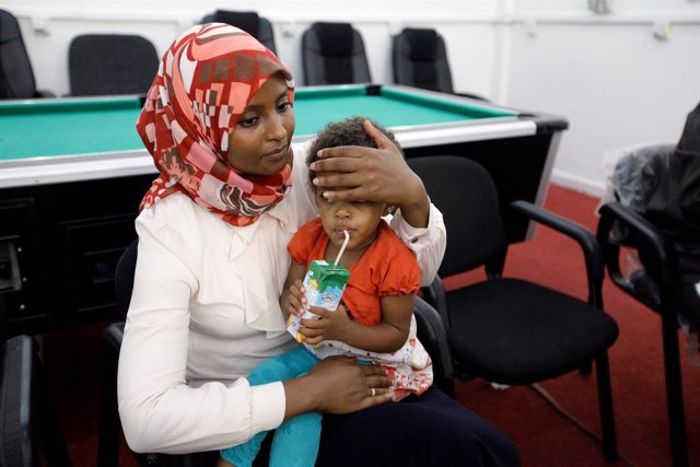 Una mujer de la Cruz Roja con un hijo de un miembro de Estado IslÃ¡mico