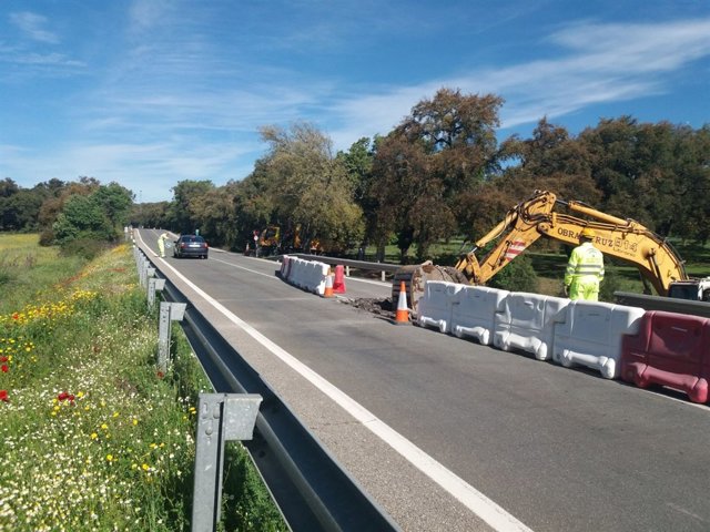 Junta realiza obras en la carretera de Cala por valor de 60.000 euros.