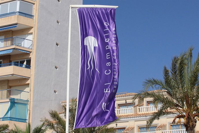 Banderola que anuncia la presencia de medusas en las playas de El Campello