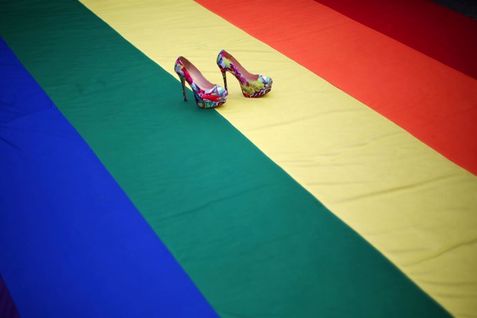 Zapatos de tacón sobre una bandera LGTBI