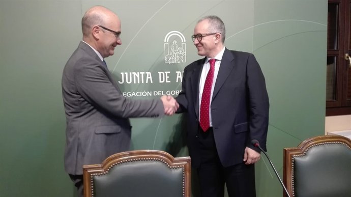 Carmona y Pérez Mañas se saludan al inicio de la comparecencia