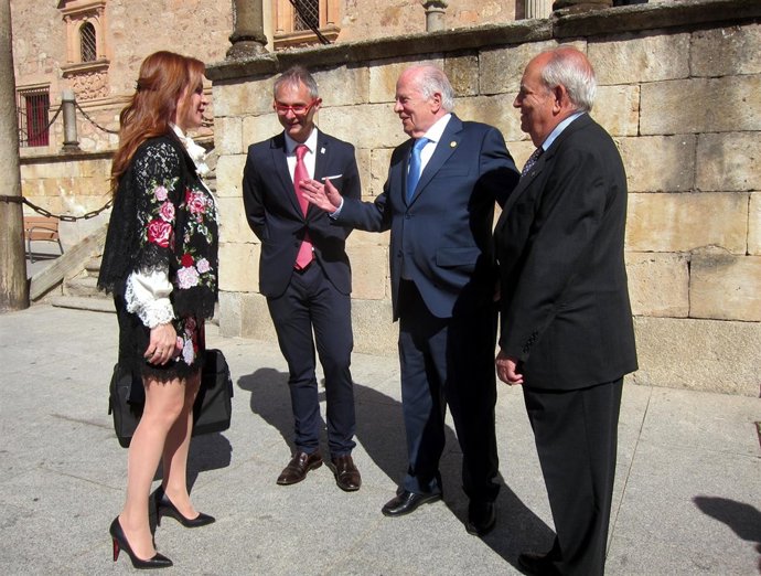  Amoedo Y Silvia Clemente Hablan A Las Puertas Del Fonseca.            