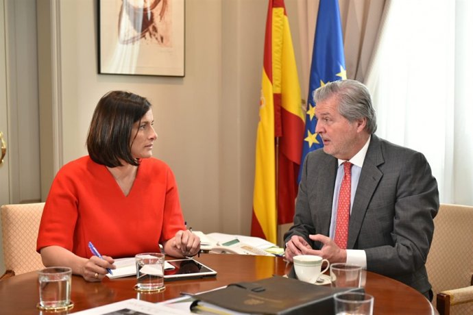 La alcaldesa de Santander se reúne con el ministro de Cultura