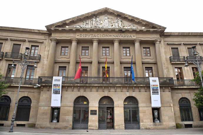 Fachada del Palacio de Navarra con las banderas por el Día contra la LGTBIfobia
