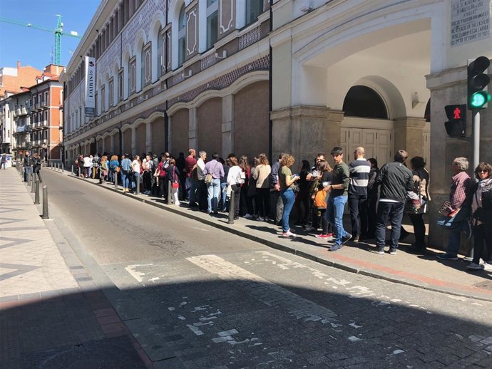 Valladolid.- Cola para el casting de 'Magi'
