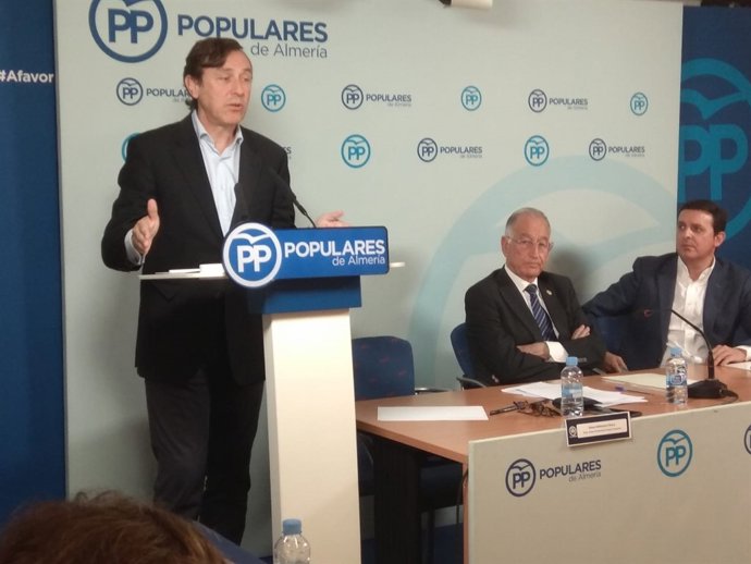 Hernando, en rueda de prensa en Almería