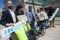Una campaña fomentará que los conductores respeten el metro y medio al adelantar a los ciclistas