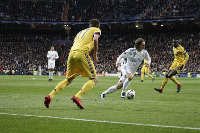 Modric escapando de Mandzukic y Matuidi