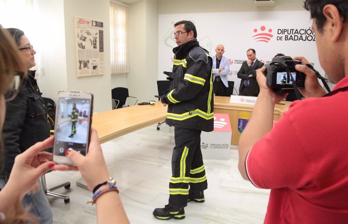 Nuevos trajes bomberos de Badajoz