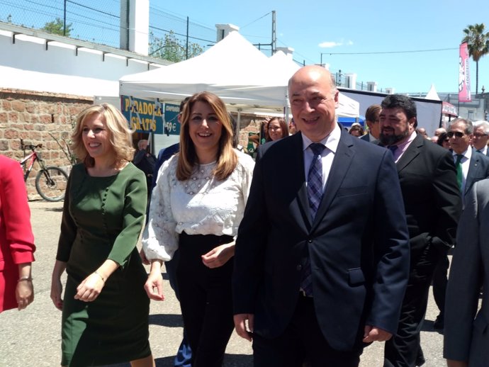 Díaz, entre la alcaldesa de Montoro y el presidente de la Diputación cordobesa
