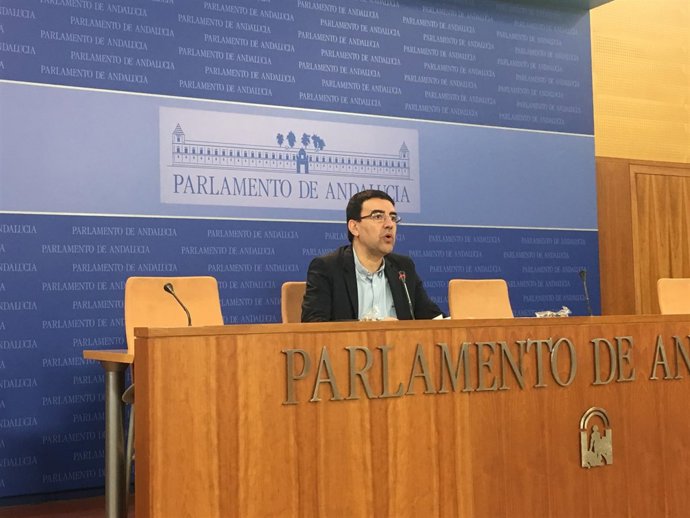El portavoz parlamentario del PSOE-A, Mario Jiménez, en rueda de prensa