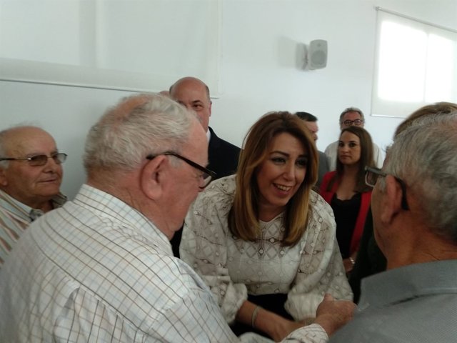 Susana Díaz saluda a asistentes a la Feria del Olivo