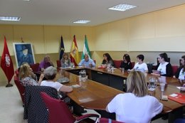 La secretaria general de UGT-A, Carmen Castilla, con las camareras de piso 