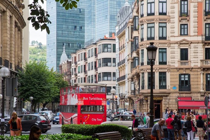 Autobús turístico en el centro de Bilbao