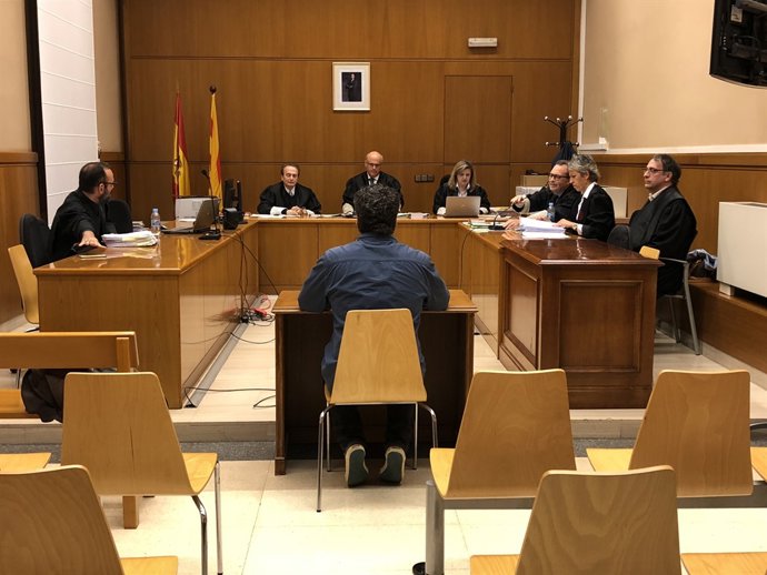 Judici a un professor per presumpte abús a una alumna
